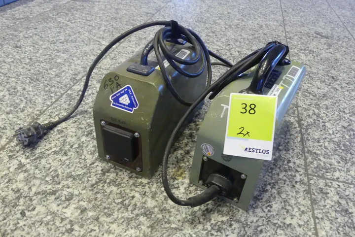 2x tragbarer Transformator mit Steckdose und Anschlusskabel